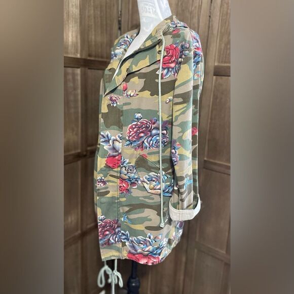 Women’s AMT Camo/Floral Hooded Jacket. - Picture 2 of 7